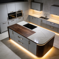 Meuble de cuisine sur mesure en bois massif avec fours doubles intégrés, comptoirs en marbre et tiroirs à fermeture amortie