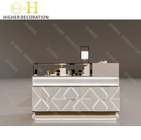 Moderne Parfüm-Kioske für Einkaufszentren Maßgefertigte Glas-Parfüm-Vitrinen mit LED-Beleuchtung Luxuriöses Parfümerie-Kiosk-Design