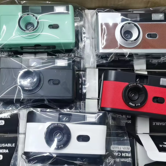 35mm Retro Reusable Film Camera Built in Flash Fixed Focus Lens Non Disposable Film Winding and Rewinding Camera