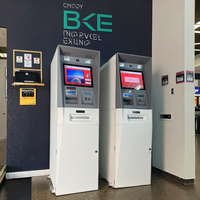 Kiosque de retrait d'espèces automatique en métal avec lecteur de carte, distributeur de billets ATM bancaire