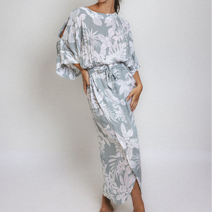 Robe maxi en rayonne respirante, à imprimé floral hawaïen, épaules dénudées, dos nu, avec fentes et manches ouvertes, sur mesure. - Product Image 2