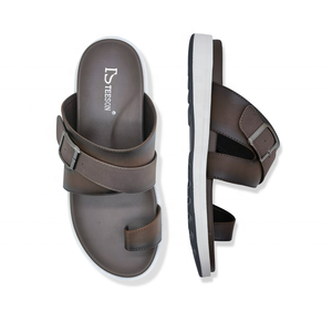 Vente en gros Tongs décontractées d'été avec logo personnalisé pour la plage Tongs plates en cuir PU Pantoufles arabes Sandales en cuir pour hommes d'intérieur et d'extérieur - Product Image 6