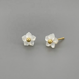 Elegantes pendientes de flor de nácar de madreperla con bola dorada para mujer ajustados adecuados para cualquier ocasión - Product Image 2