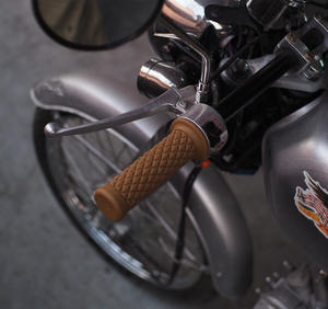 Juego de empuñaduras universales para manillar de motocicleta, color marrón oscuro, 22mm, mangas cómodas de goma suave, diseño clásico texturizado antideslizante y duradero - Product Image 6