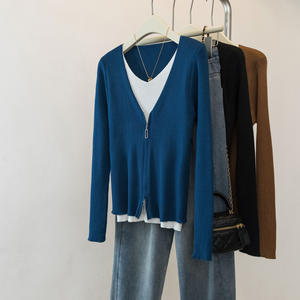 2024 femmes décontracté à manches longues pull Cardigan pull hiver haut avant dos Logo Unique faux deux couleurs contrastées Design - Product Image 5