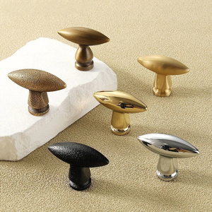 Poignées et boutons en laiton en forme d'axe pour armoires de cuisine et de chambre - Quincaillerie de mobilier contemporaine avec design à trou unique - Product Image 4