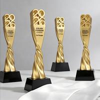 Trophée en résine dorée torsadée HBL 2026 avec logo gravé pour la cérémonie annuelle des salons de beauté - Fournisseur en gros