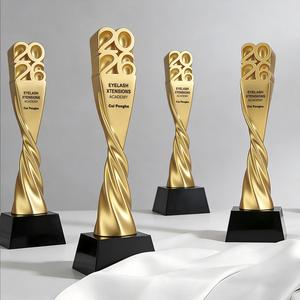 Trofeo in Resina Dorata Intrecciata HBL 2026 con Logo Inciso <span class=keywords><strong>per</strong></span> Cerimonie Annuali di Saloni di Bellezza - Product Image 1