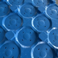 Palette en plastique industrielle robuste à 4 voies et 16 bacs pour bouteilles d'eau de 18,9 L, empilable, en PEHD, avec trous de drainage pour chariot élévateur, antidérapante
