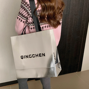 Bolsa de papel de compras con superficie láser brillante metálica, bolsa de papel de embalaje de regalo para ropa minorista de Boutique de lujo - Product Image 2