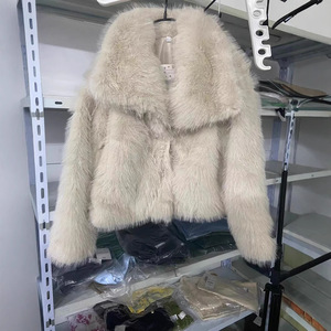 Nueva Chaqueta corta con <span class=keywords><strong>efecto</strong></span> de piel artificial de otoño e invierno con solapa de manga larga con cierre de botón para ropa informal - Product Image 3