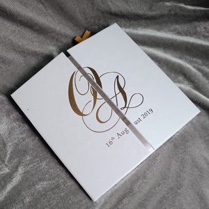 Invitation personnalisée avec monogramme en relief doré, couverture rigide à rabat, acrylique transparent avec poche et carte RSVP - Product Image 3