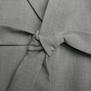 Trajes y Blazers Cortos Grises con Cinturón para Mujer, Silueta Entallada con Definición en la Cintura - Product Image 6