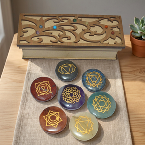 Ensemble de 7 pierres de cristal des chakras avec symboles géométriques et boîte en bois découpée au laser par Rozrincrystals.com Modèle CHGFT-24 - Product Image 3