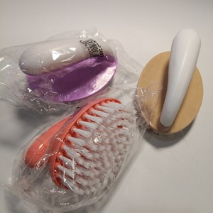 Cepillo de limpieza con mango y cerdas de nailon suaves para limpieza del hogar, cuerpo de plástico - Product Image 1