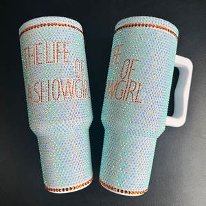 Tumbler 'The Life of a Showgirl' da 40oz, Bicchiere con Strass, Bottiglia d'Acqua Isolata Portatile di Grande Capacità con Coperchio e Cannuccia - Product Image 1