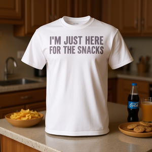 Camiseta con la frase 'I'm Just Here For The Snacks', camiseta promocional con diseño de comida y cocina - Product Image 3