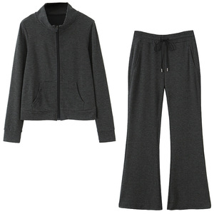 Ensemble pantalon évasé en tricot Happy Plus pour femme grande taille, pantalon rayé gris et haut de couleur unie avec détail fermeture éclair, collection automne - Product Image 2