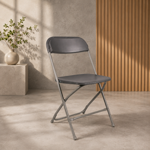 Chaise pliante en plastique légère et confortable de couleur grise, à dossier plat, pour une utilisation en intérieur/extérieur, pour les fêtes, les écoles, les hôtels et les entrepôts - Product Image 1