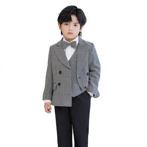 ZC030 Kurzer Zweireiher-Anzug im britischen Stil mit kariertem <span class=keywords><strong>Blazer</strong></span> und Weste – Set für junge Klavierauftritte und Bräutigame - Product Image 1