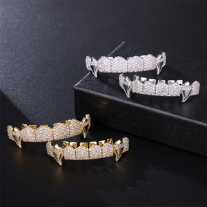 Luxury Iced Out placcato <span class=keywords><strong>oro</strong></span> Top Bottom Teeth Grillz Set Cubic Zirconia Punk Diamond Teeth Mouth Grillz For Men Body Jewelry - Product Image 1