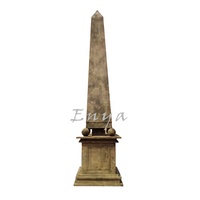 Obélisque pyramidal vintage en fer forgé, grand ornement de jardin antique, sculpture artisanale vieillie pour l'aménagement paysager extérieur
