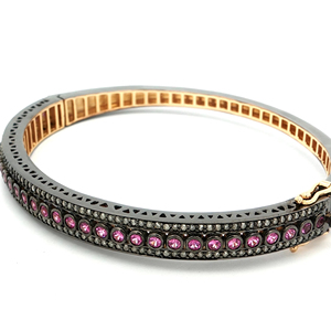 Brazalete Art Deco con Zafiros Rosados y Diamantes. Eleva tu estilo con este exquisito brazalete art déco, meticulosamente elaborado. - Product Image 1