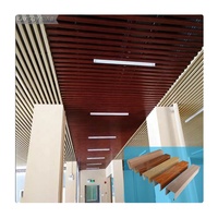 Décoration intérieure Grain de bois suspendu métal bande linéaire plafond aluminium U déflecteur système de plafond faux plafond conception