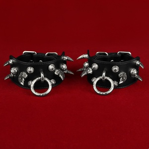 Esposas de Cuero con Tachuelas Metálicas y Anillo en D, Restricciones Ajustables de Bondage BDSM para Hombres y Mujeres - Product Image 4