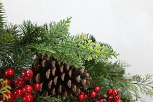 Guirlande de Noël intérieure moderne et écologique personnalisée, guirlande de Noël artificielle en PVC avec baies rouges - Product Image 6