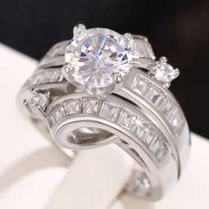 Anello di Lusso Curvo per Donne, Elegante Gioiello da Dito alla Moda - Product Image 3