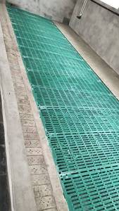 Nuevo Suelo de Láminas de Acero y Plástico Verde con Orificios Redondos para Granjas Porcinas, Tablero de Drenaje de Estiércol de Larga Duración - Product Image 4