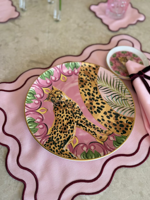 Set aus rosa Tischsets mit gewelltem Rand und burgunderroten Stoffservietten und Untersetzer, elegante Tischdekoration, kokettes Essensset