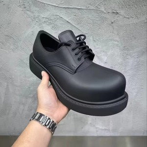 Chaussures Derby décontractées élégantes pour hommes à bout rond avec lacets noirs et semelle épaisse, tendance mode pour la marche, couleur noire - Product Image 1
