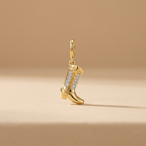 Colgante de Bota Vaquera en Oro Amarillo con Diamantes Redondos de Corte Brillante, Estilo Adorable, Joyería Unisex - Product Image 3