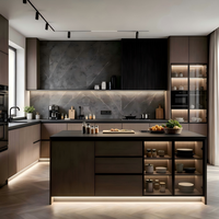 Meuble de cuisine moderne de luxe en bois massif, design d'îlot de garde-manger modulaire haut de gamme, charnières de tiroir, finition noir brillant