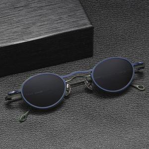 Gafas de sol con clip magnético retro unisex con lentes polarizadas Marco de titanio azul y negro Clip colgante ovalado Logo en la lente - Product Image 1