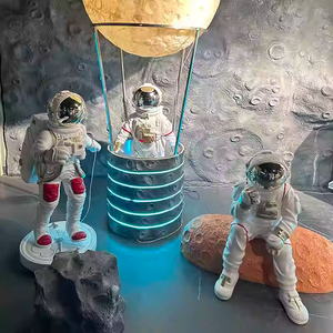 Scultura Personalizzata di Astronauta in Resina e Fibra di Vetro, Grande Formato, per Centri Commerciali - Product Image 3