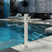 Colonne de douche contemporaine extérieure autoportante pour piscine de plage avec finition chromée Robinet poli Motif de jet de pluie