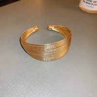 Accessoires de poignet européens et américains exagérés, de niche, haut de gamme, bracelets de créateurs avec finition électro-plaquée
