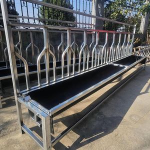 Mangiatoia per Pecore in Acciaio Zincato Rinforzato con Coperchio Ribaltabile e Design Anti-Combattimento, Mangiatoia per Foraggio per Capre e Bestiame da Allevamento - Product Image 4