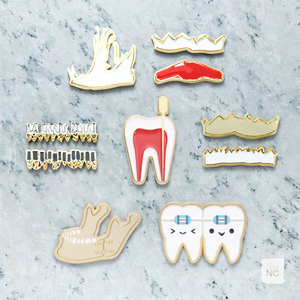 Insignia de Metal creativa <span class=keywords><strong>Serie</strong></span> médica Insignia de Metal de diente divertido Broche de esmalte de diente de dibujos animados Alfileres de solapa de nervio de diente Pin exquisito - Product Image 3