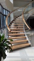 China Foshan Hochwertige Treppenhersteller für Innenbereich-Gewölbte Treppen mit Massivholzstufen