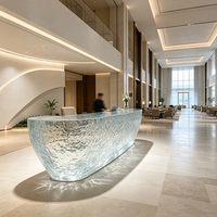 Comptoir de réception incurvé moderne en résine transparente de luxe sur mesure pour hall d'hôtel, chambre et mobilier de bureau