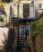 Escalier en colimaçon moderne modulaire en acier inoxydable personnalisé, adapté à une utilisation en appartement intérieur, échelle métallique durable