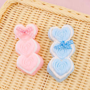 Juguete de descompresión creativo con forma de corazón, de goma suave, para aliviar el estrés, con diseño de Caperucita Roja, juguete de descompresión de la misma presión, suave. - Product Image 1