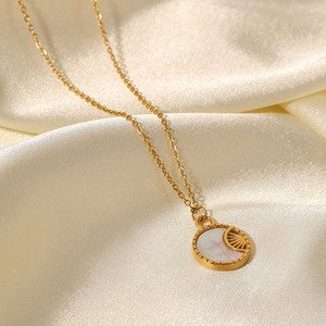 Collana con ciondolo rotondo a forma di luna con conchiglia bianca e catena in acciaio inossidabile placcato oro 18 carati minimalista di lusso per le donne - Product Image 4