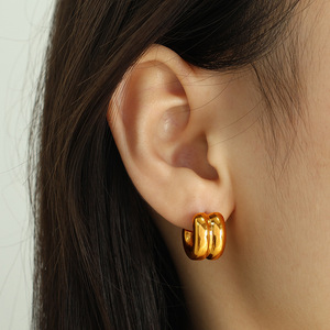 ต่างหูห่วงคู่รูปตัว C ชุบทอง 18K ทำจากไทเทเนียมสตีล รูปทรงเรขาคณิต รูปตัว U เครื่องประดับแฟชั่นสำหรับผู้หญิง - Product Image 4