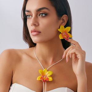 Conjunto de Collar de Cuerda Encerada con Flores de Tela Coloridas y Pendientes Largos de Flor Grande para Fiesta en la Playa, Estilo Bohemio de Verano - Product Image 2