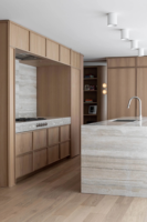 Meubles de cuisine VERMONHOUZZ sur mesure en bois clair avec îlot en travertin et design minimaliste pour cuisine